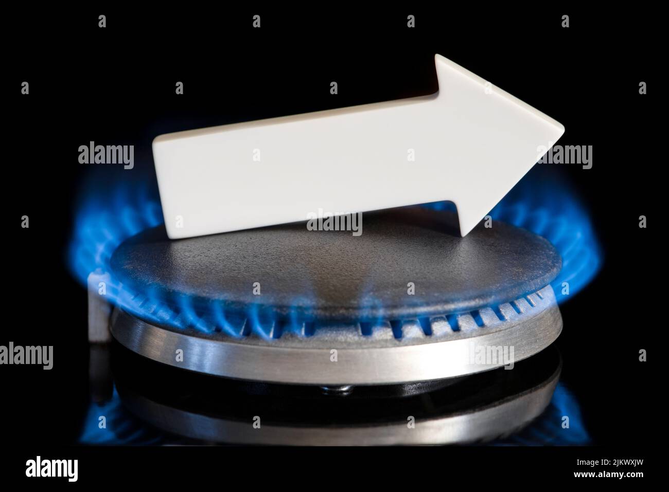 Prix de l'essence. Les chaînes d'approvisionnement et la crise du gaz énergétique. Cuisinière à gaz avec une flamme brûlante et une flèche graphique pointant vers le haut Banque D'Images