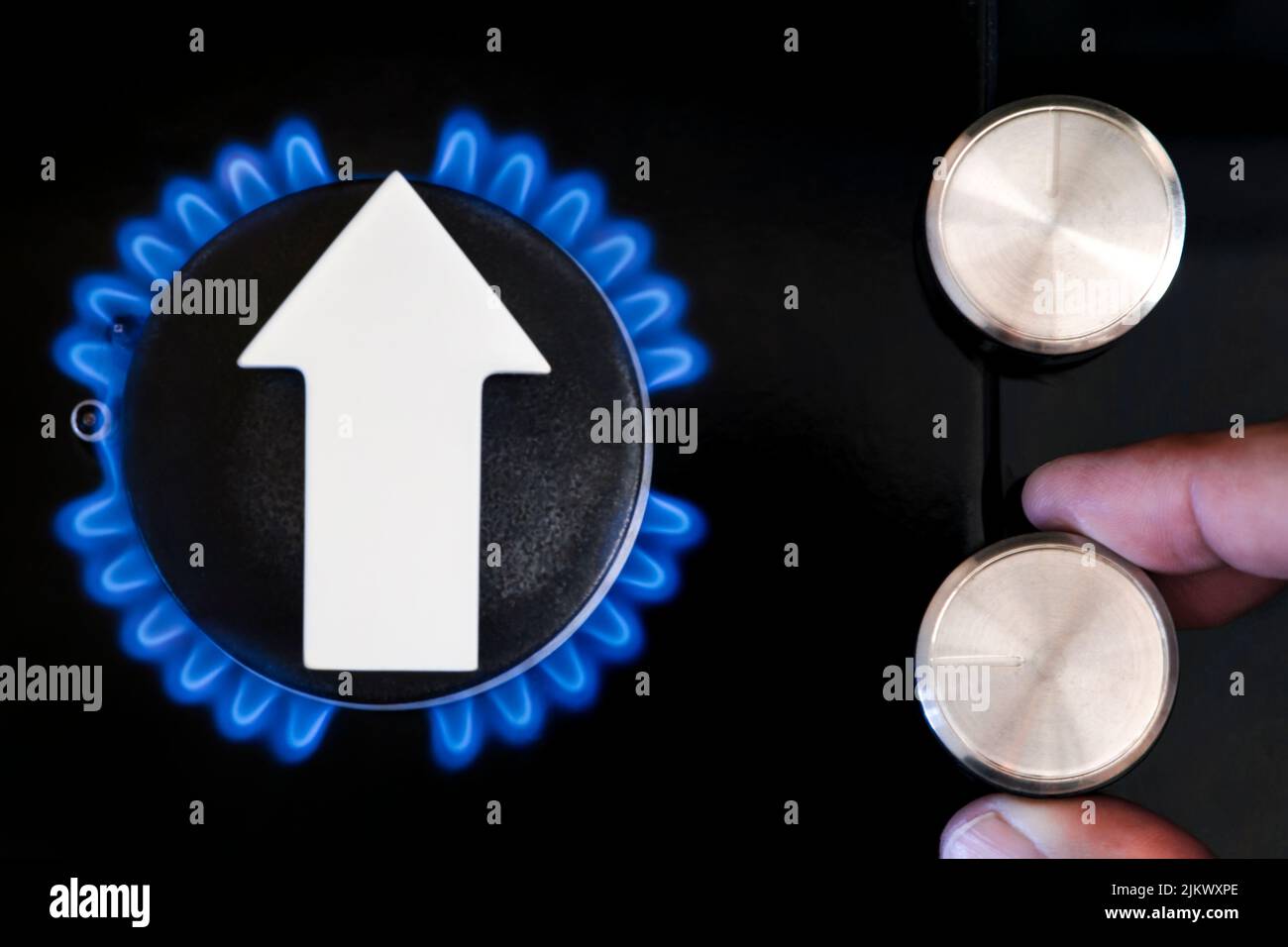 Prix de l'essence. Les chaînes d'approvisionnement et la crise du gaz énergétique. Cuisinière à gaz avec une flamme brûlante et une flèche graphique pointant vers le haut Banque D'Images