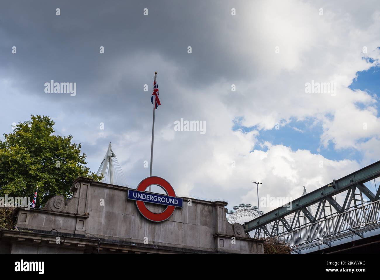 En août 2022, le logo du métro de Londres au-dessus de la station d'Embankment avec un Union Jack était en tête. Banque D'Images