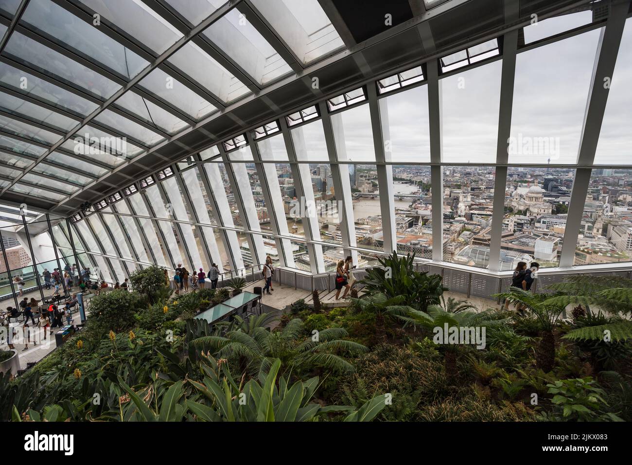 Les touristes ont vu monter à l'extérieur du Sky Garden sur le dernier étage du Walkie Talkie Building à Londres vu en août 2022. Banque D'Images