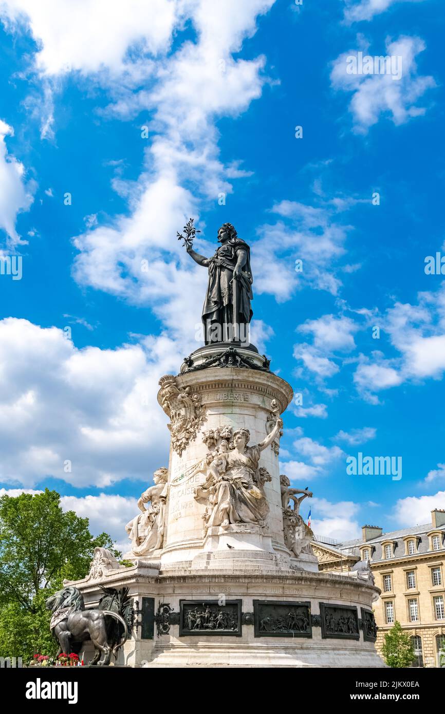 Paris, la place de la République, au centre, bâtiments typiques en arrière-plan Banque D'Images