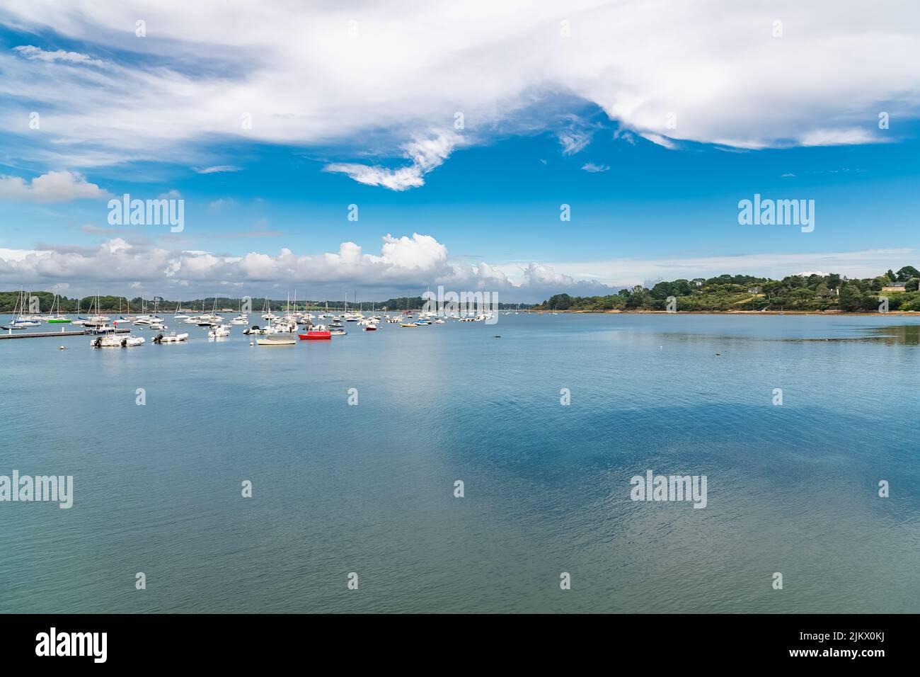 Bretagne, Ile aux Moines dans le golfe du Morbihan, port typique en été Banque D'Images