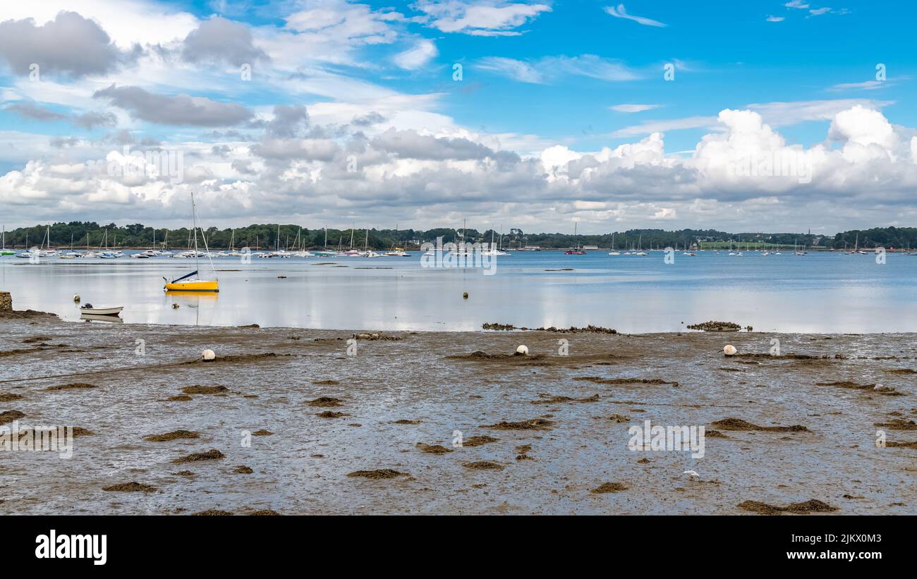 Bretagne, Ile aux Moines dans le golfe du Morbihan, port typique en été Banque D'Images