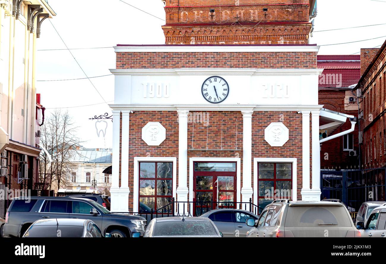 horloge sur le vieux bâtiment historique en brique rouge datant de 1900 spectacles en temps réel. Bâtiment historique transformé en 2020 ce qui a indiqué sur la façade de t Banque D'Images