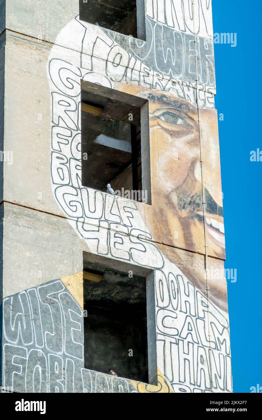 Photo verticale d'une œuvre d'art à visage humain dessinant sur une façade de bâtiment au Qatar. Banque D'Images