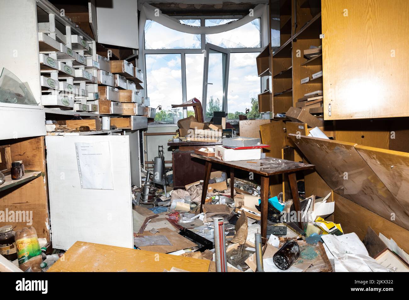 Chaos et désordre dans la classe de chimie de l'école 21 à Chernihiv à la suite de l'attaque de l'armée russe. Banque D'Images