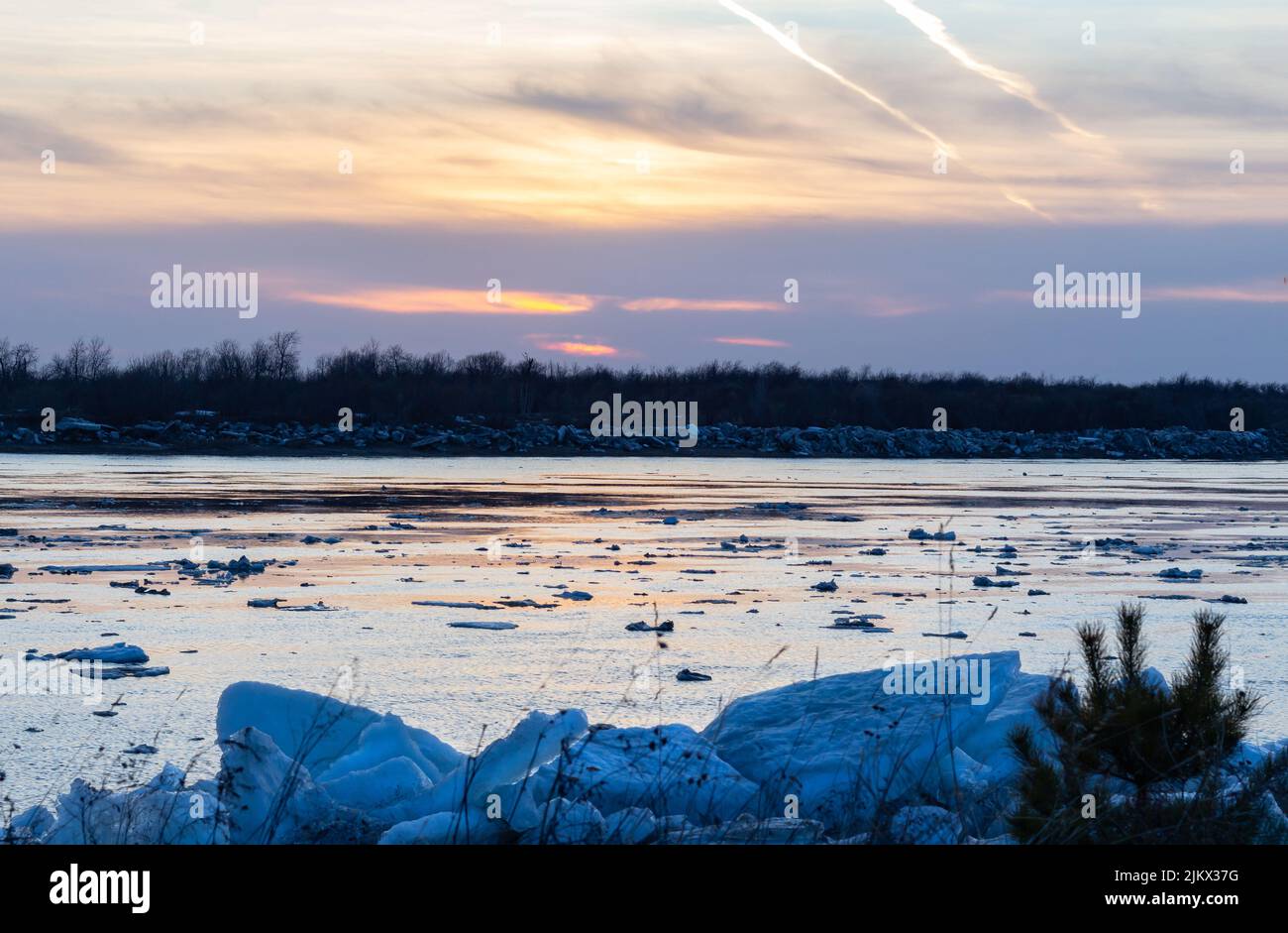 Dérive de glace sur la rivière au début du printemps. Flottant de glace au printemps sur fond de ciel magnifique au coucher du soleil. Blocs de glace rive de rivière, grande taille de banquise wa Banque D'Images