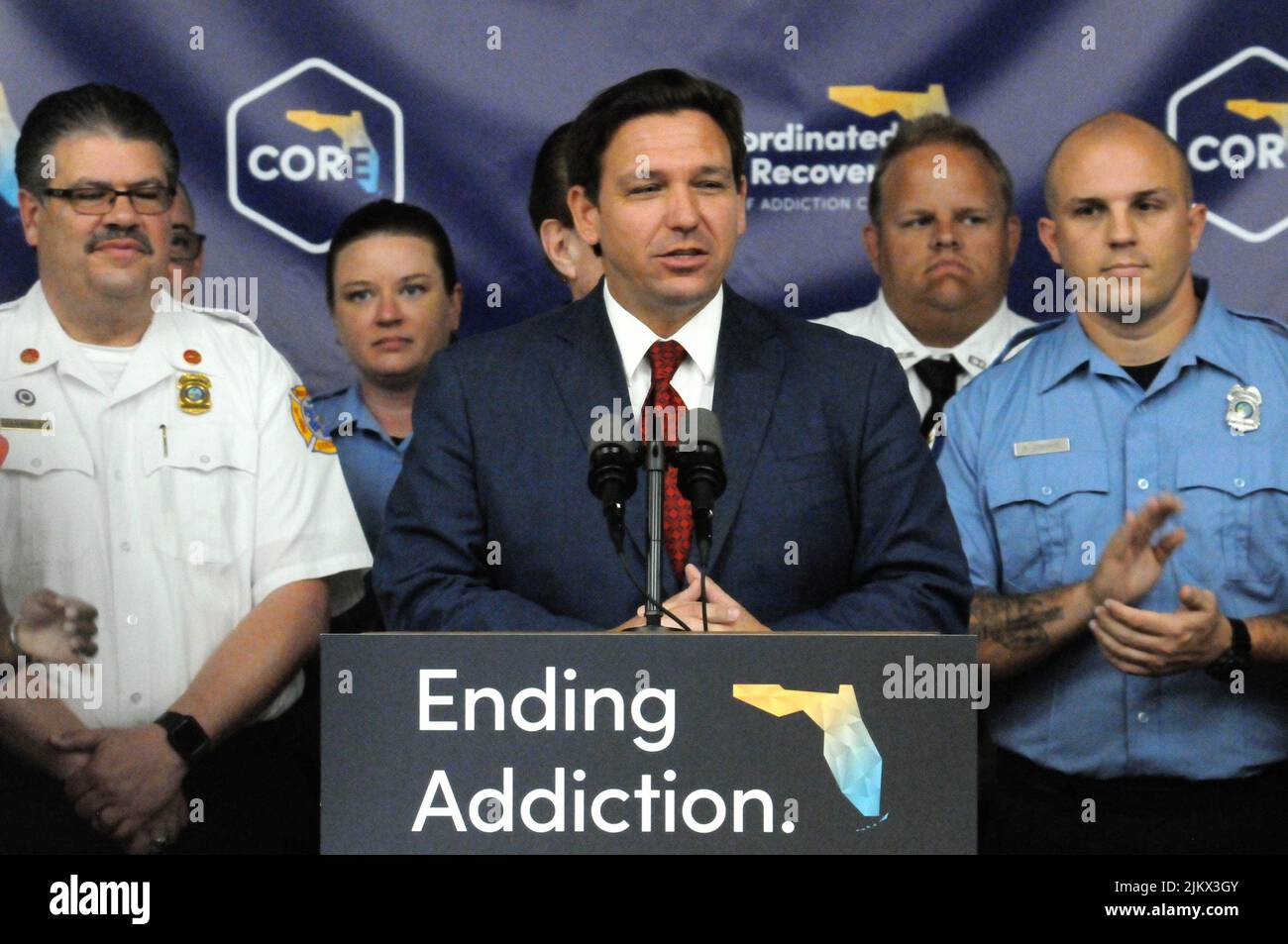Rockledge, Comté de Brevard, Floride, États-Unis. 3 août 2022, gouverneur Ron DeSantis, a été accompagné par des responsables de la santé de Floride pour annoncer l'expansion d'un nouveau réseau pilote de lutte contre la toxicomanie et le rétablissement afin de perturber l'épidémie d'opioïdes. Le rétablissement coordonné des opioïdes (CORE) est le premier du genre au pays, coordonné par le ministère de la Santé, le ministère de l'enfance et de la famille et l'Agence d'administration des soins de santé. Crédit : Julian Leek/Alay Live News Banque D'Images