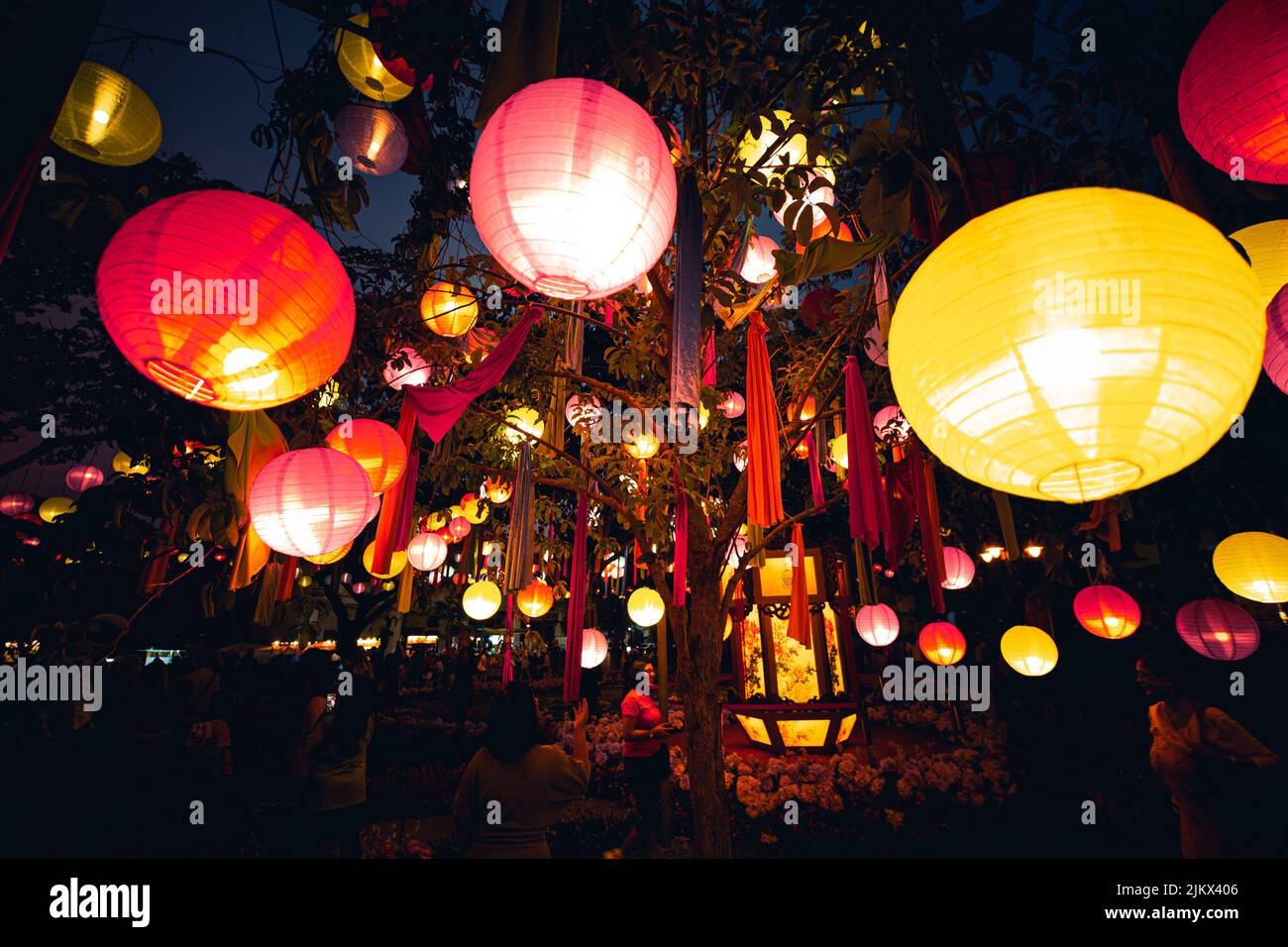 Une belle photo de lanternes japonaises la nuit dans la rue Banque D'Images