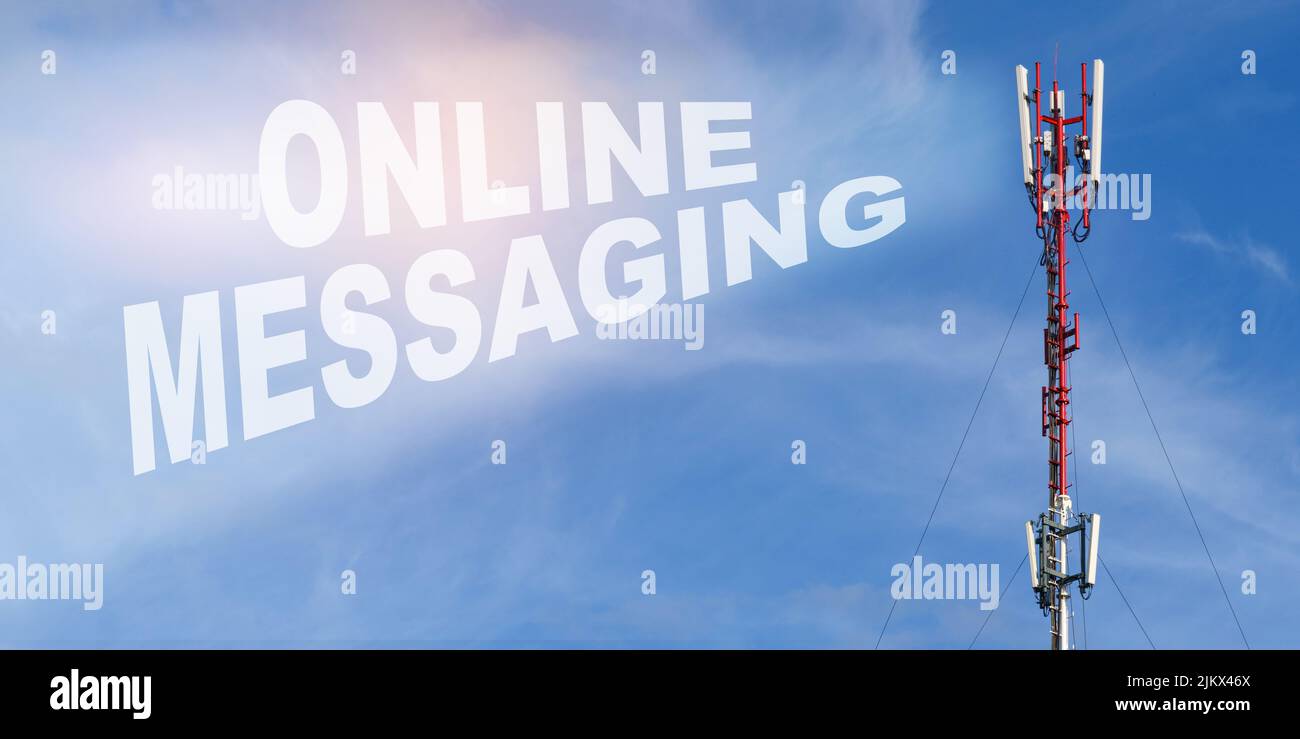 Concept de communication et de connexion. Sur le fond d'un ciel bleu avec des nuages il est écrit - MESSAGERIE EN LIGNE Banque D'Images