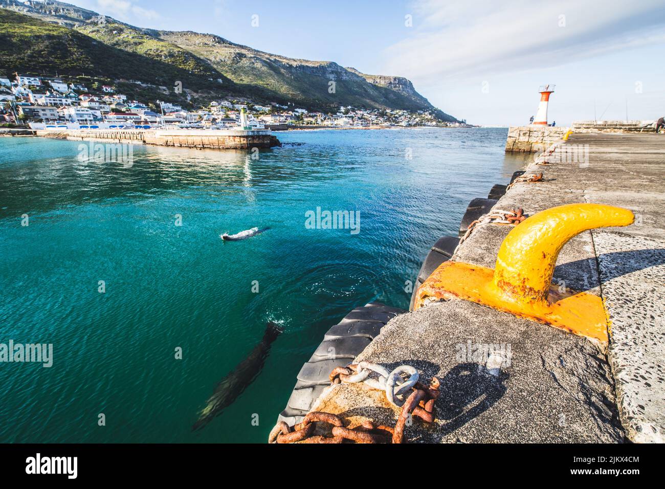 A daylight shot of a harbor with architecture, pier, and a lighthouse, Cape Town, South Africa Banque D'Images