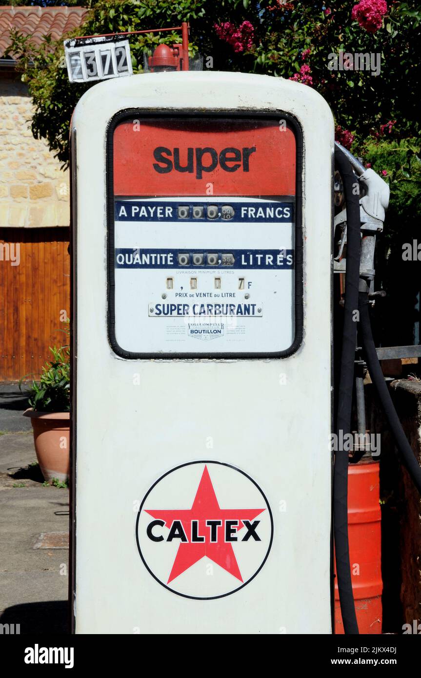 Pompes historiques pour l'essence et deux temps dans le village de Molières dans le département de Dordogne du sud-ouest de la France. Banque D'Images