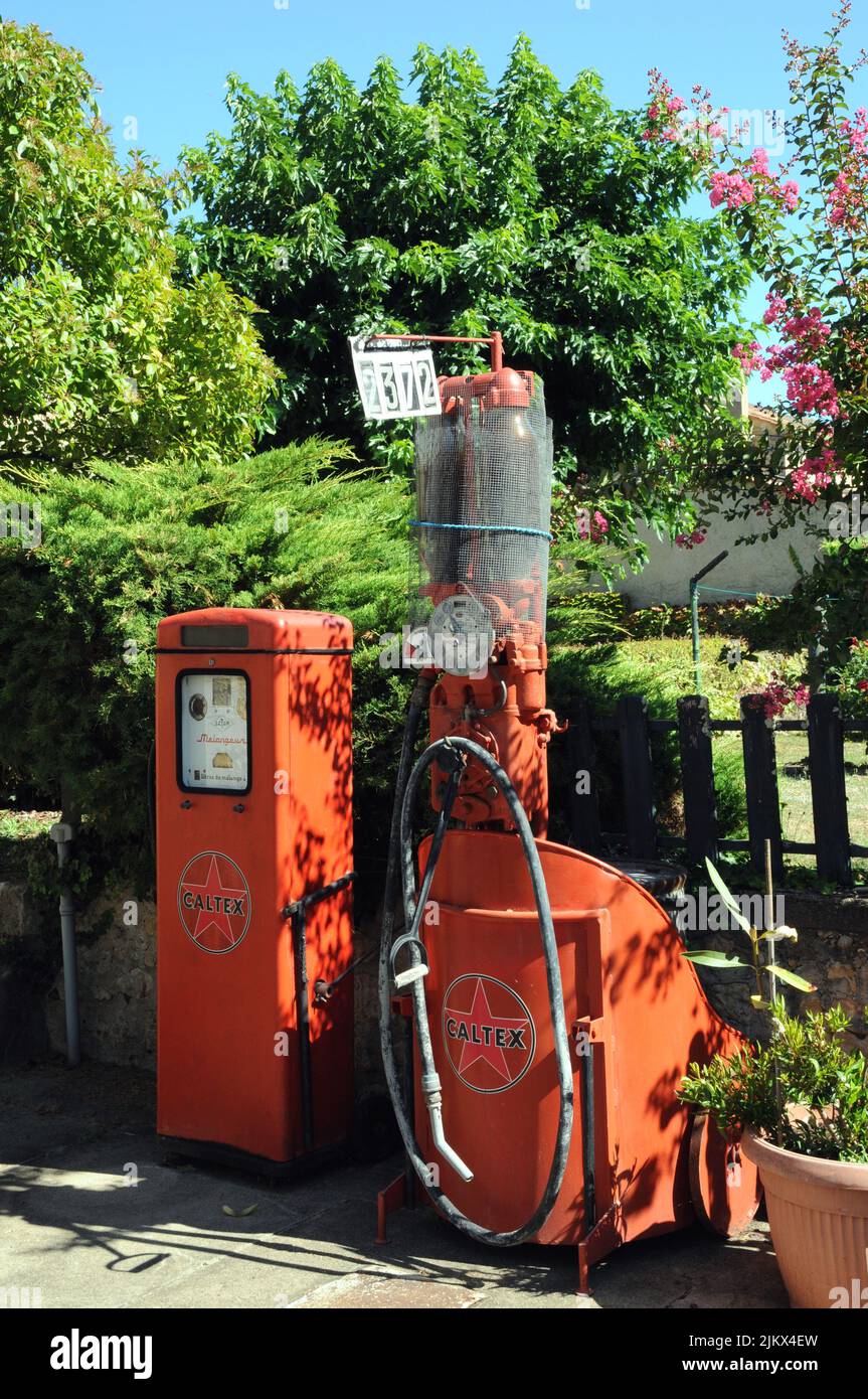 Pompes historiques pour l'essence et deux temps dans le village de Molières dans le département de Dordogne du sud-ouest de la France. Banque D'Images