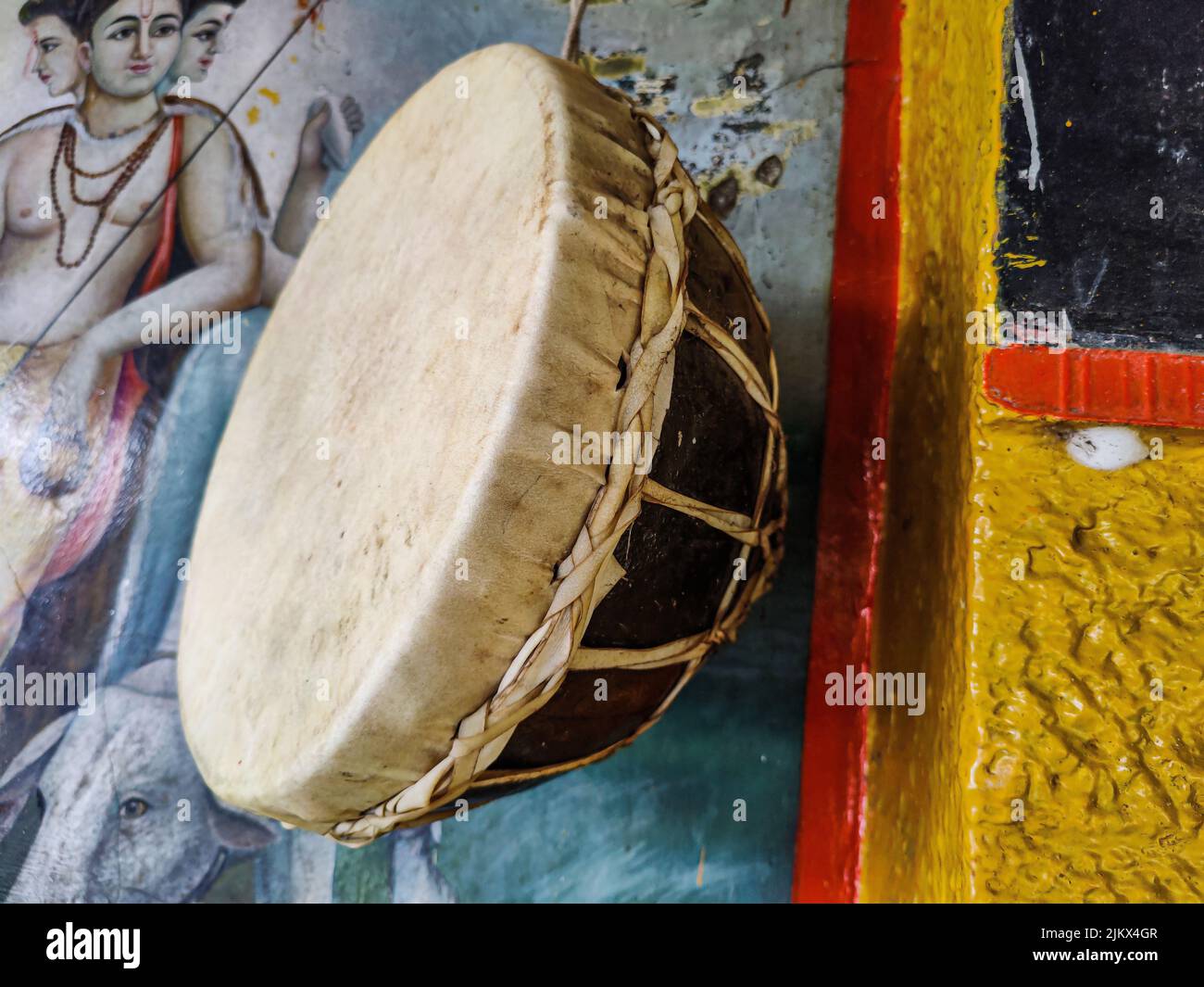 Photo de stock d'instrument de musique indien tambour, il est également appelé nagara ou dholak. Nagara suspendu sur le mur du temple, qui est utilisé pour les prières et d Banque D'Images