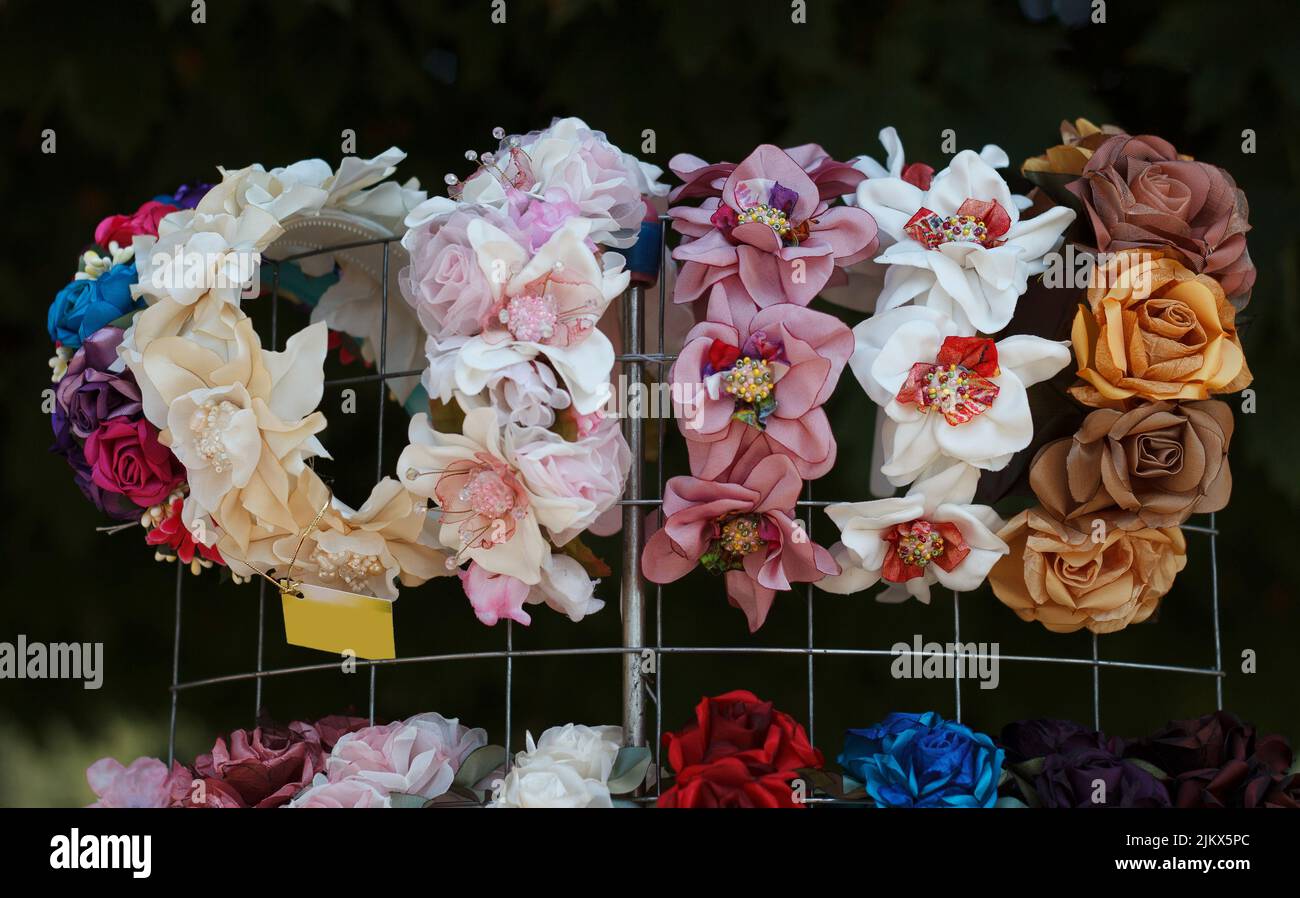 Magnifique accessoire pour filles, cerceau décoré de fleurs décoratives de différentes couleurs à l'exposition Banque D'Images