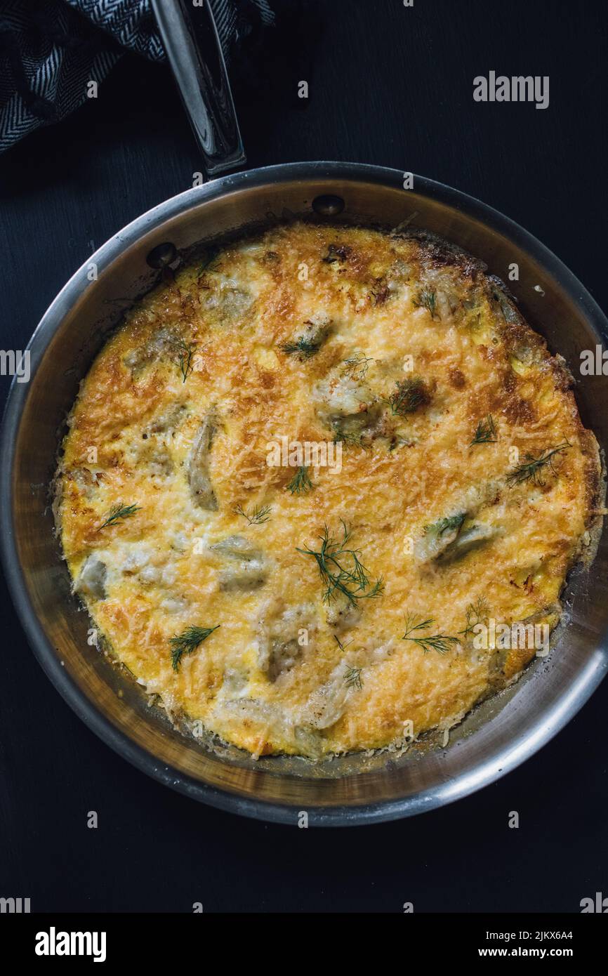Fenouil bulbe frittata avec œufs et parmesan Banque D'Images