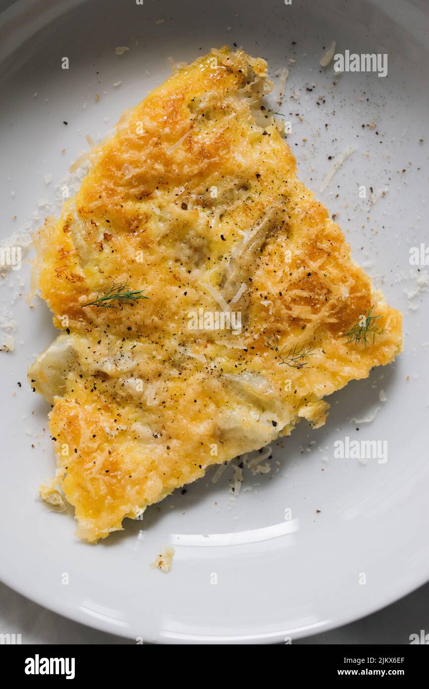 Fenouil bulbe frittata avec œufs et parmesan Banque D'Images