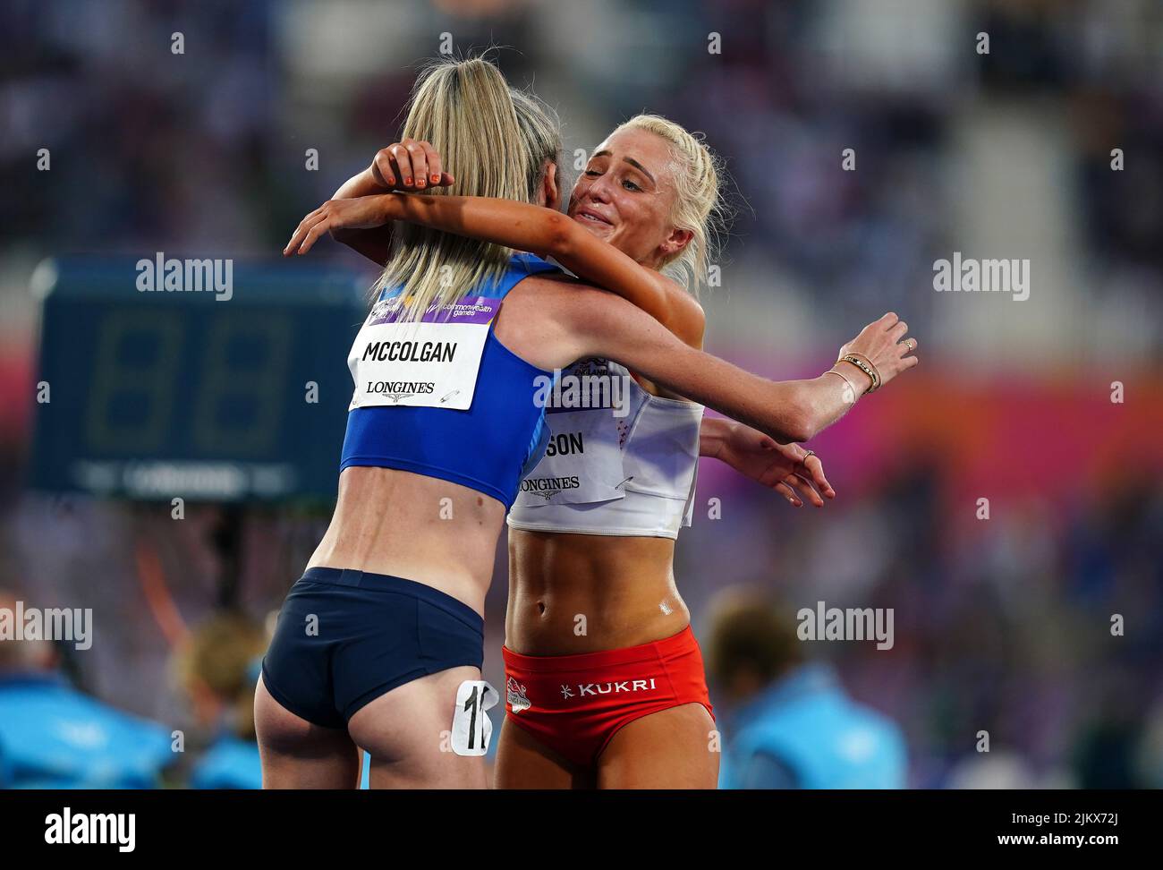 Eilish McColgan en Écosse et Samantha Harrison en Angleterre se sont embrassé après la finale féminine de 10 000m au stade Alexander, le sixième jour des Jeux du Commonwealth de 2022 à Birmingham. Date de la photo: Mercredi 3 août 2022. Banque D'Images