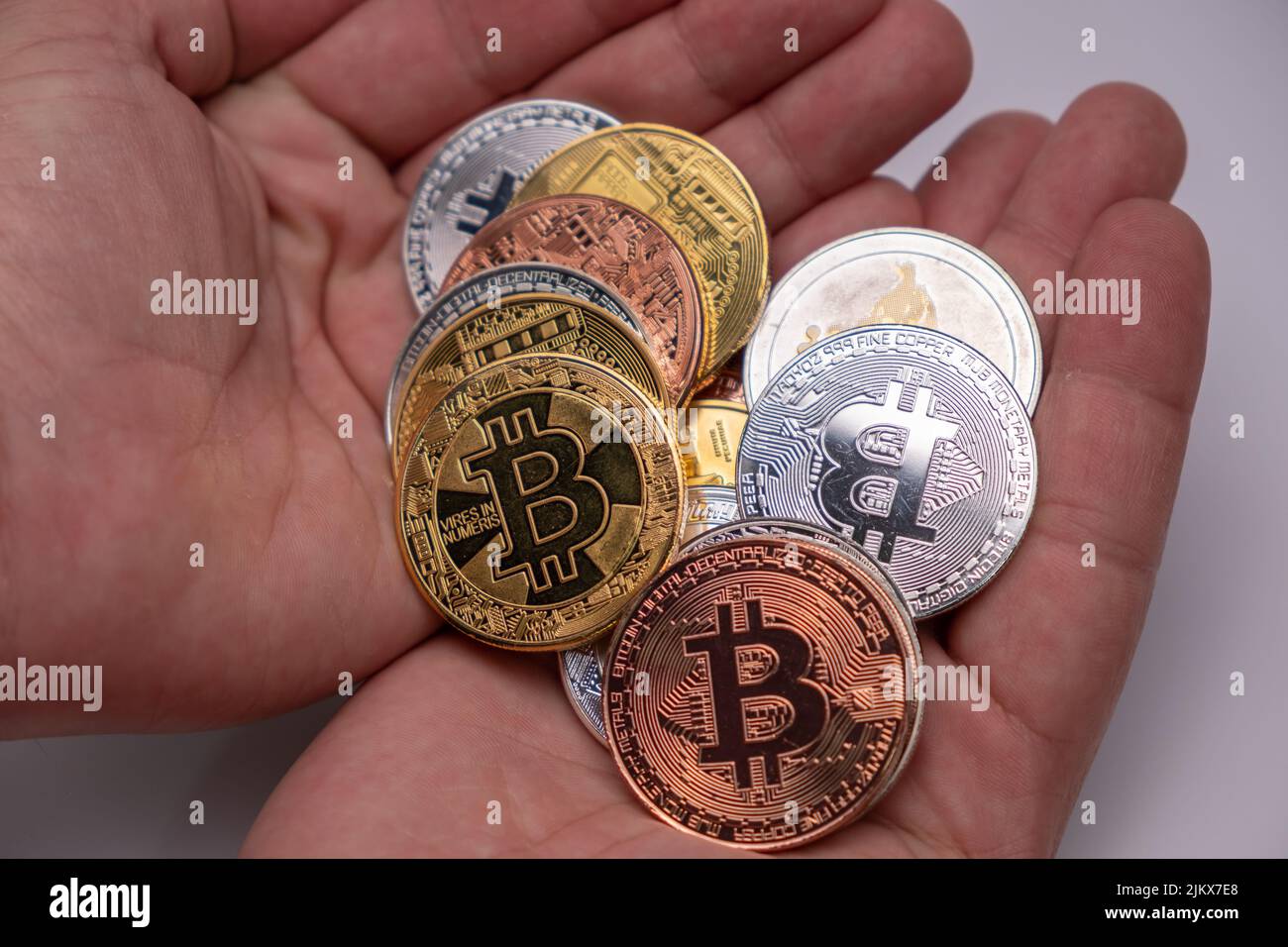 Beaucoup de pièces de bitcoins sur les mains de paume. Crypto-monnaie concept, bitcoin BTC debout sur les mains de paume. La crypto-monnaie se trouve sur l'homme à deux mains de gros plan. Banque D'Images