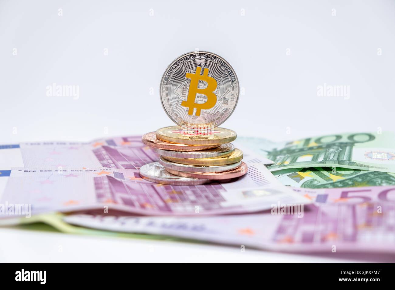 Bitcoins pièces de monnaie en plus des billets de banque de 100 et 500 euros. Bitcoin sur cent cinq cents billets en euros. Bitcoin crypto-monnaie et euros Banque D'Images