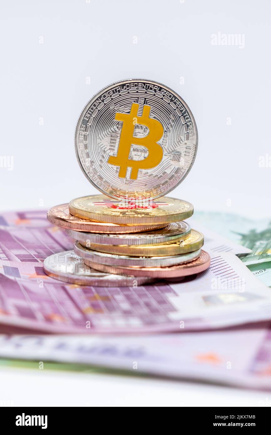 Bitcoins pièces de monnaie en plus des billets de banque de 100 et 500 euros. Bitcoin sur cent cinq cents billets en euros. Bitcoin crypto-monnaie et euros Banque D'Images