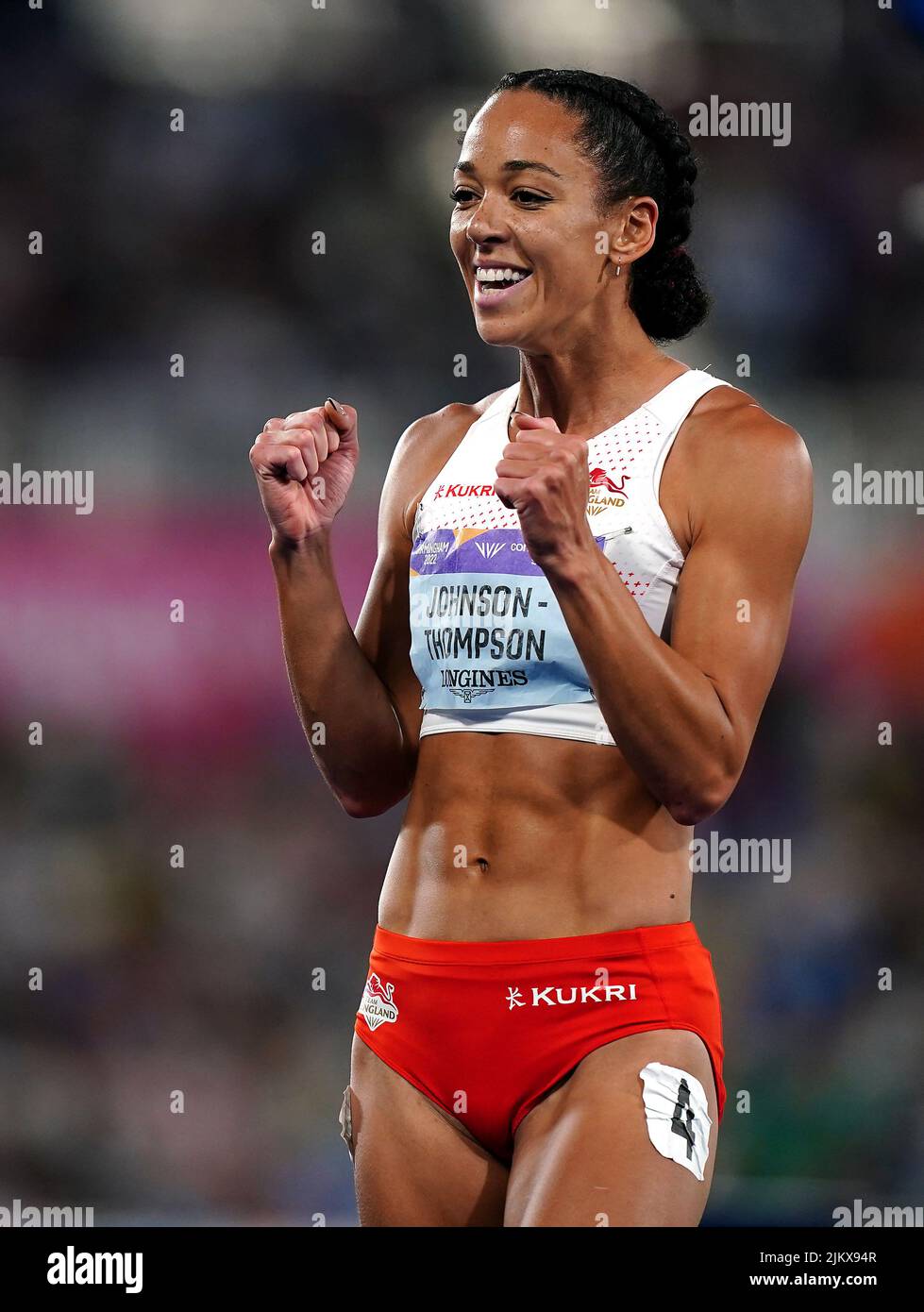 Katarina Johnson-Thompson, de l'Angleterre, célèbre la médaille d'or du Heptathlon féminin au stade Alexander, le sixième jour des Jeux du Commonwealth de 2022 à Birmingham. Date de la photo: Mercredi 3 août 2022. Banque D'Images