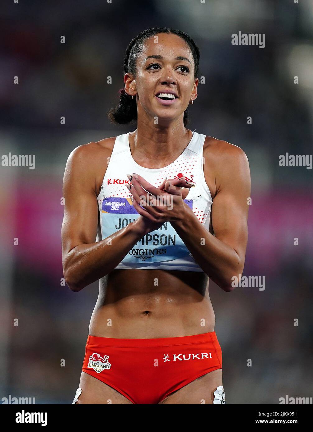 Katarina Johnson-Thompson, de l'Angleterre, célèbre la médaille d'or du Heptathlon féminin au stade Alexander, le sixième jour des Jeux du Commonwealth de 2022 à Birmingham. Date de la photo: Mercredi 3 août 2022. Banque D'Images