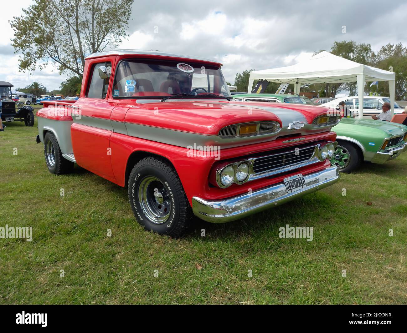 Chascomus, Argentine - 09 avril 2022 : camion de pick-up Apache Chevrolet C10 Old Red 1960-1961. Vert herbe nature fond. Utilitaire ou outil agricole Banque D'Images