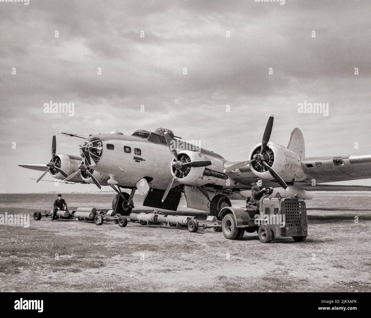 Un Boeing B-17 Flying Fortress II DE l'escadron n° 220 a vu « bombarder » avec des charges profondes à Benbecula, dans les Hébrides extérieures, en Écosse, en mai 1943. La Forteresse était un bombardier lourd à quatre moteurs, un bombardier à longue portée, relativement rapide et à haut vol, doté d'un armement défensif lourd aux dépens du bombload. Il a développé une réputation de robustesse basée sur des histoires et des photos de dommages graves B-17s retournant à la base en toute sécurité. En plus de son rôle de bombardier, le B-17 a également été utilisé comme avion de transport, avion antisous-marin, contrôleur de drones et avion de recherche et de sauvetage. Banque D'Images