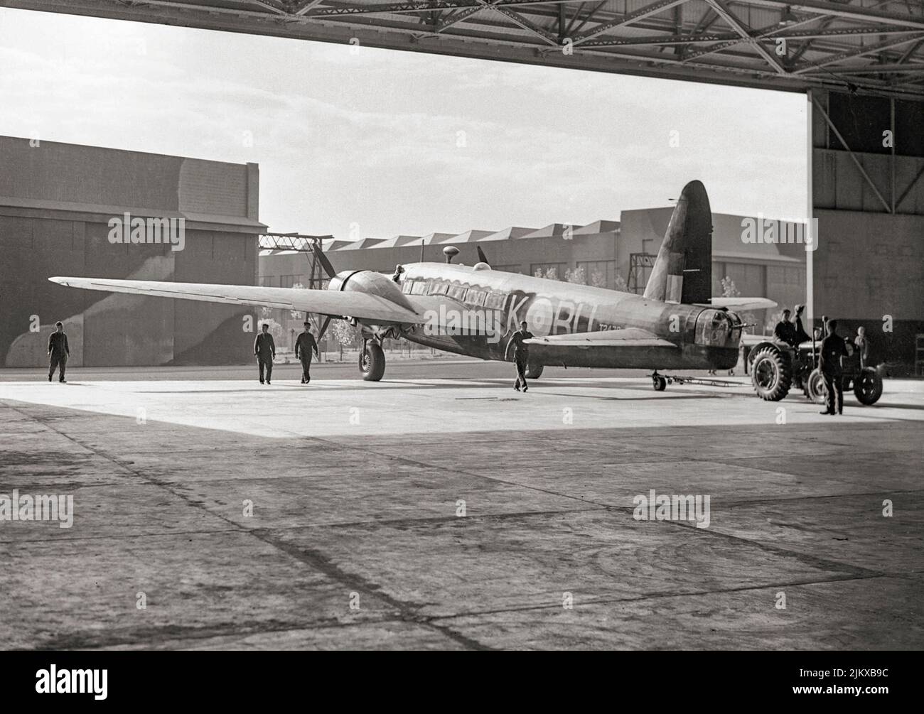 Un Vickers Wellington du Royal Air Force Bomber Command est monté dans un cintre à la Royal Air Force Stradishall à Suffolk, en Angleterre. Le Wellington était un bombardier britannique moyen à longue portée à double moteur conçu au milieu de 1930s et utilisé comme bombardier de nuit dans les premières années de la Seconde Guerre mondiale, jusqu'à ce qu'il soit remplacé par les plus grandes « heavies » à quatre moteurs comme l'Avro Lancaster. Il fait la distinction d'avoir été le seul bombardier britannique produit pendant la durée de la guerre. Banque D'Images