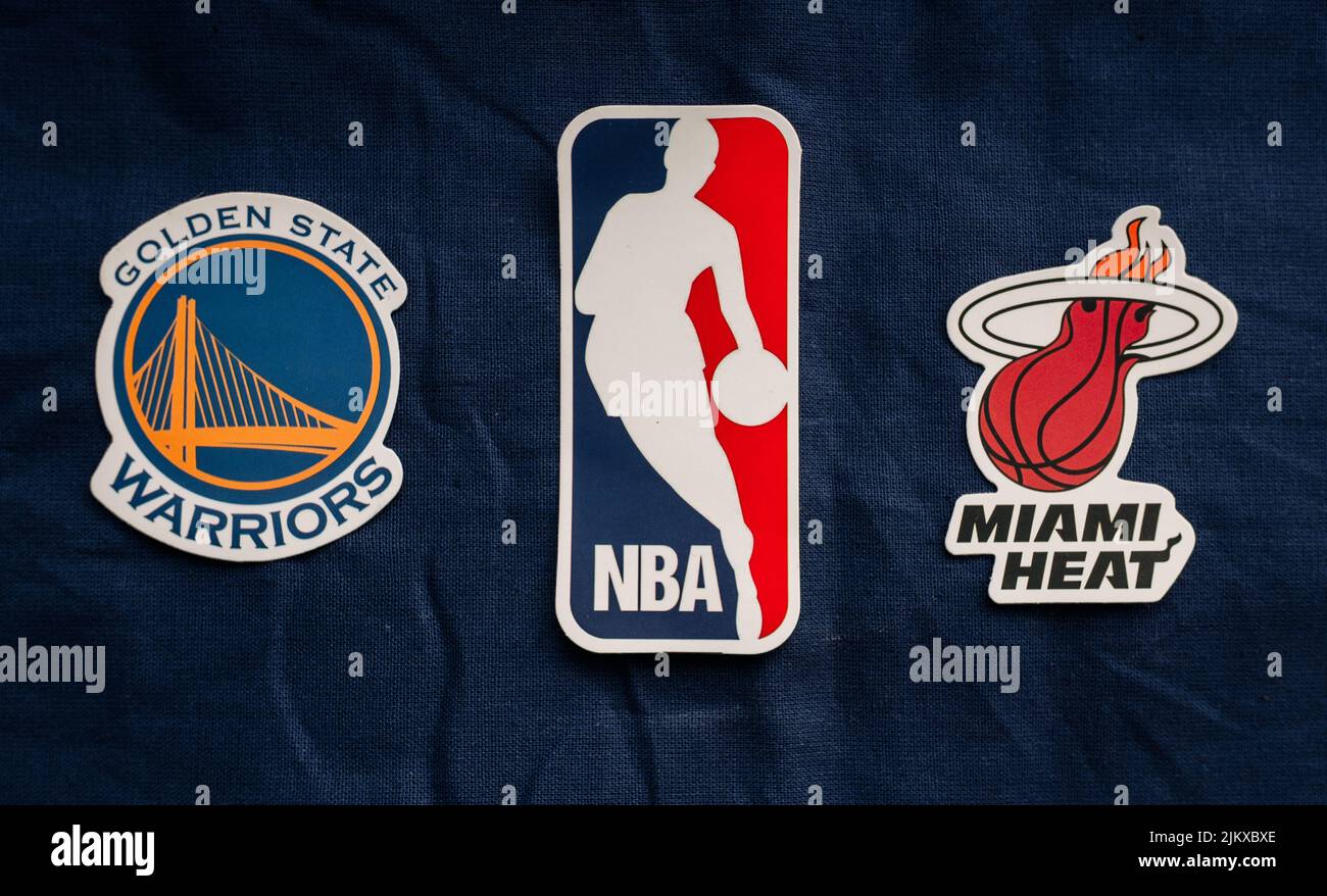 28 mai, Springfield, États-Unis. Emblèmes des clubs de basket-ball de la National Basketball Association Golden State Warriors et Miami Heat. Banque D'Images
