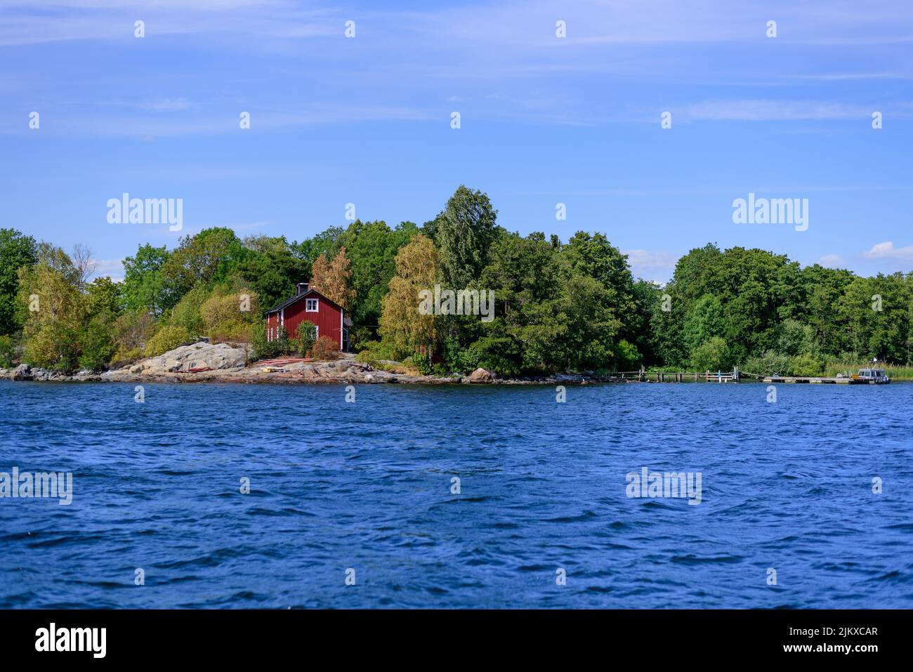 Petite maison rouge sur l'île en Suède Banque D'Images