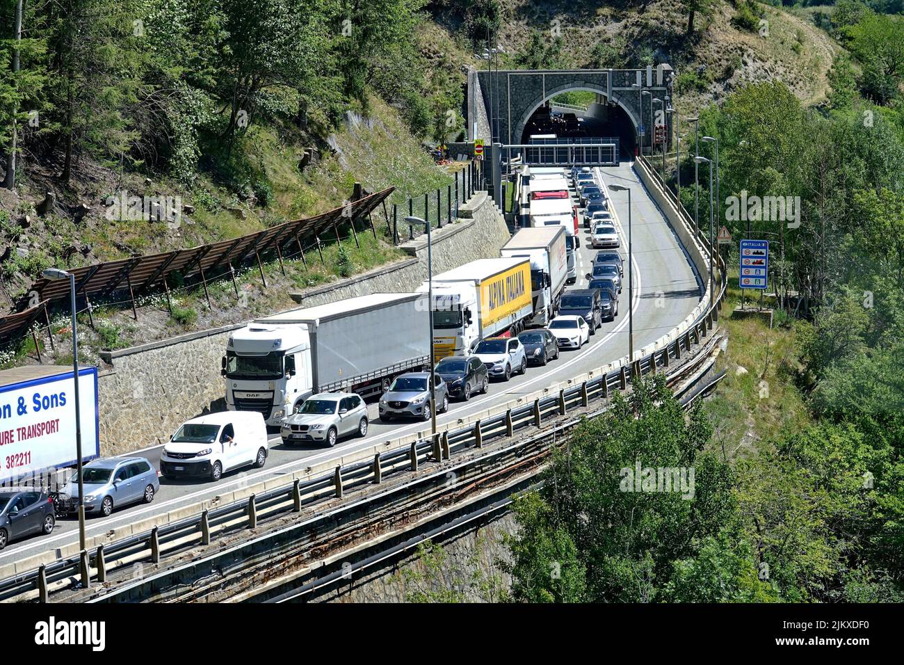 Longue file de véhicules à l'entrée du tunnel du Mont blanc. Courmayeur, Italie - août 2022 Banque D'Images