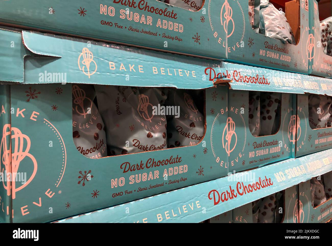 BAXTER, MN - 5 JANV. 2022 : exposition de boîtes de chocolat noir Bake Believe, un produit à vendre dans un magasin de détail. Banque D'Images