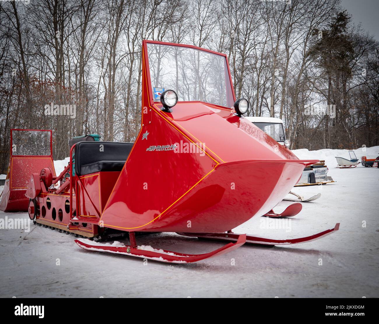 NISSWA, MN - 5 JANVIER 2022 : motoneige Red Antique Polaris Sno-Traveler restaurée, vue rapprochée sur la neige d'hiver au Minnesota. Banque D'Images