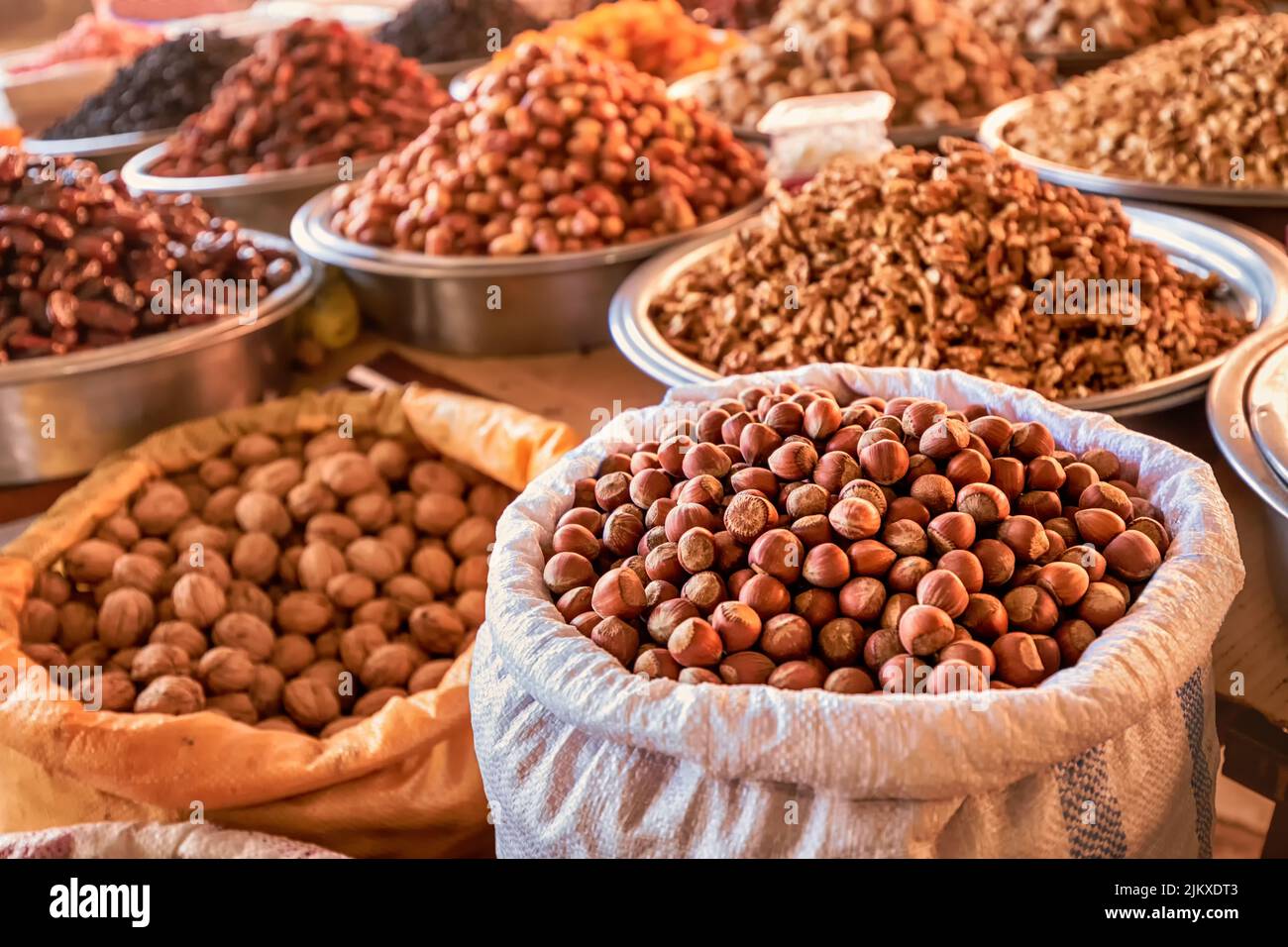 noisettes en carapace, noix et autres noix et fruits secs et raisins secs sur le comptoir des agriculteurs au marché local ou au bazar oriental Banque D'Images