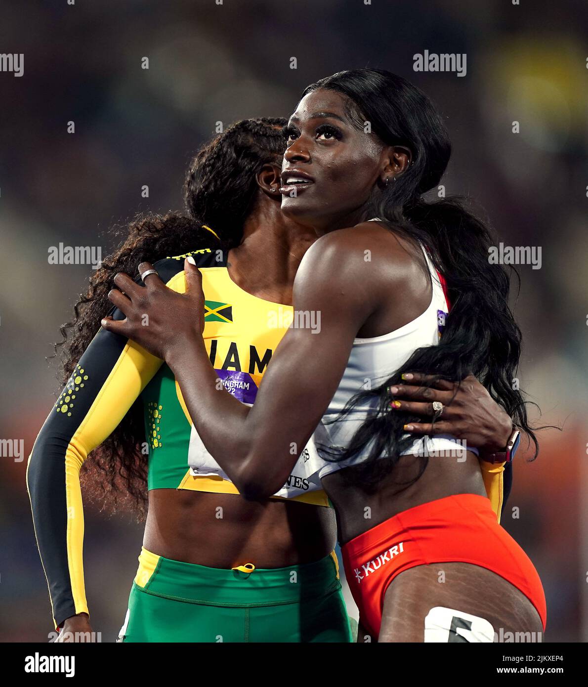 Daryll Neita en Angleterre (bronze) et Elaine Thompson-Herah en Jamaïque (or) après la finale des femmes de 100m au stade Alexander le sixième jour des Jeux du Commonwealth de 2022 à Birmingham. Date de la photo: Mercredi 3 août 2022. Banque D'Images