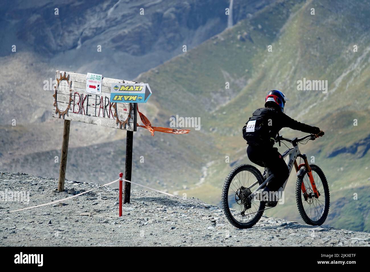 Le parc de VTT de la vallée de Matterhorn est le plus haut d'Europe et a des pistes avec tous les niveaux de difficulté. Breuil-Cervinia, Italie - août 2022 Banque D'Images