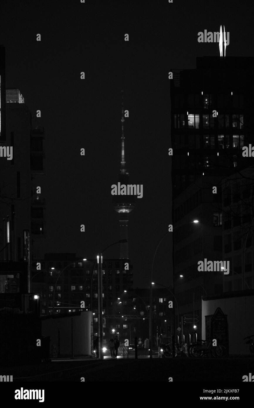 La célèbre Tour de Télévision de Berlin dans la nuit Banque D'Images