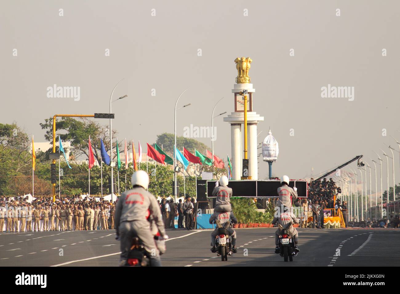 Chennai, Tamilnadu / Inde - 01 janvier 2020 : militaires indiens ou militaires montrant leurs compétences en moto rallye moto sur vélos, le pub indien Banque D'Images