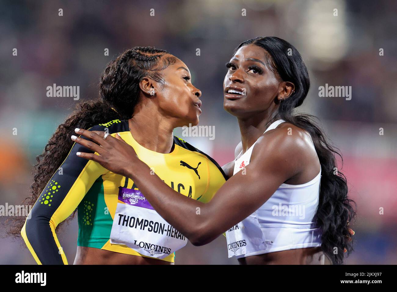 Birmingham, Royaume-Uni. 03rd août 2022. Elaine Thompson-Herah, de Jamaïque, remporte la finale féminine de 100m et est félicitée par Daryll Neita, d'Angleterre, à Birmingham, au Royaume-Uni, le 8/3/2022. (Photo de Conor Molloy/News Images/Sipa USA) crédit: SIPA USA/Alay Live News Banque D'Images