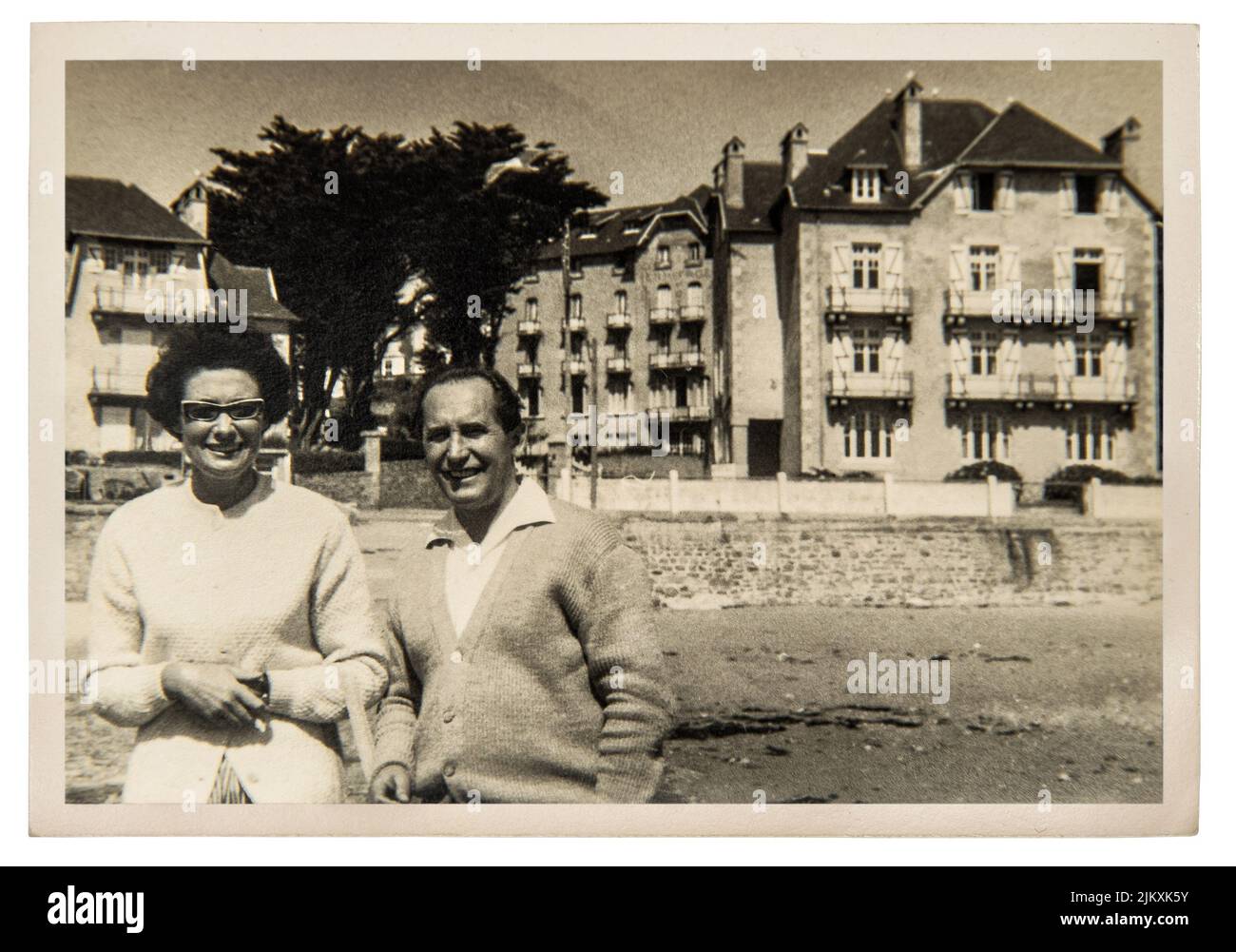 Vieux portrait photo rétro mode femme homme à l'extérieur. Image vintage avec grain original et flou de env. 1960 Banque D'Images