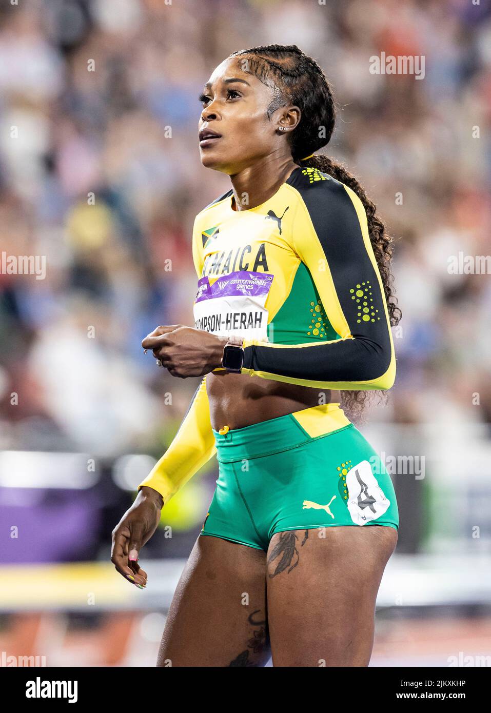 3rd août 2022; Alexander Stadium, Birmingham, Midlands, Angleterre: Jour 6 des Jeux du Commonwealth 2022: Elaine Thompson-Herah (JAM) regardant le tableau de bord après avoir remporté la médaille d'or lors de la finale des femmes de 100m en 10,95s Banque D'Images