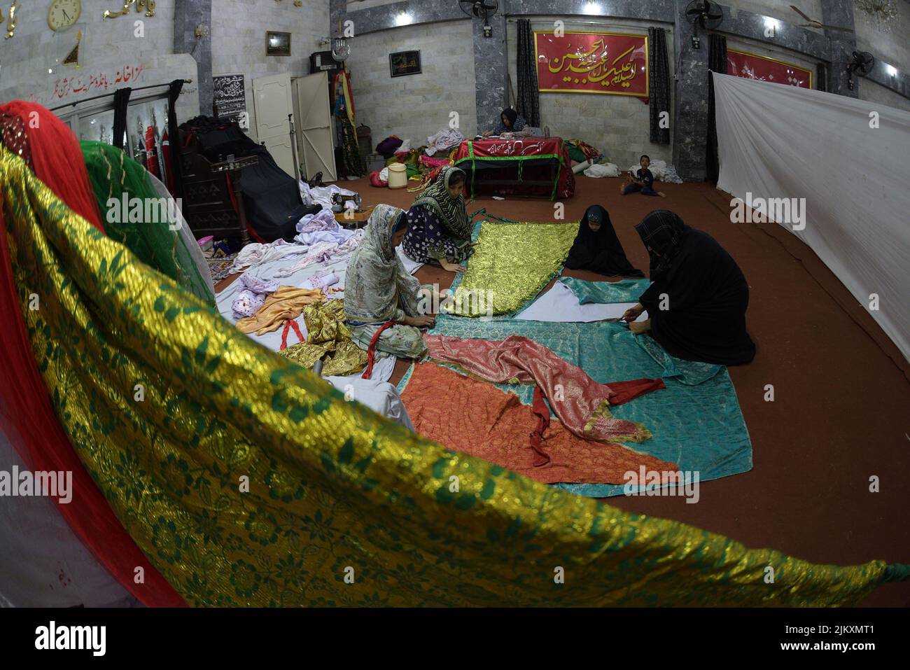 Les femmes shiites pakistanaises sont occupées à fabriquer des articles Tazia Azadari à Azakhana