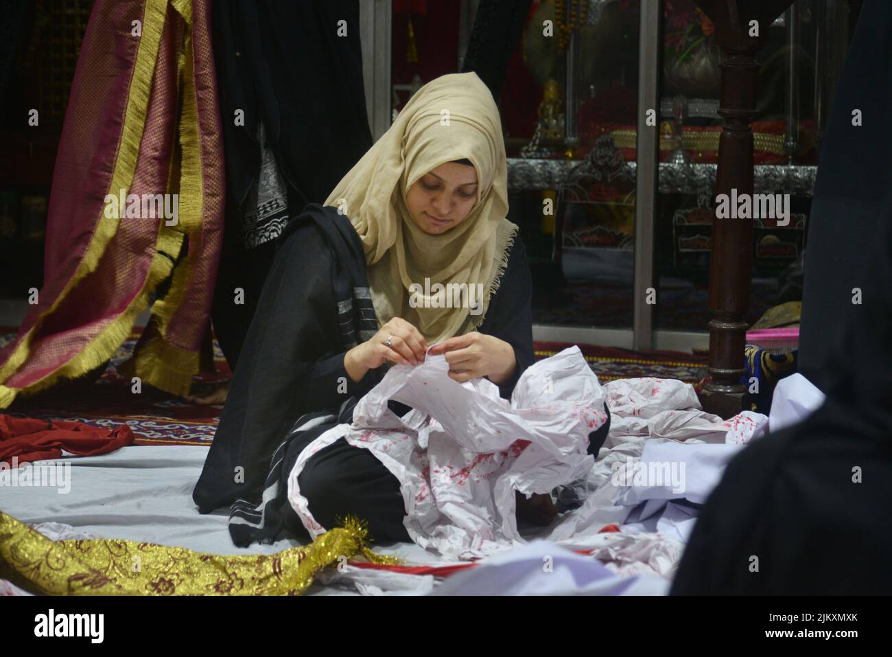 Les femmes shiites pakistanaises sont occupées à fabriquer des articles Tazia Azadari à Azakhana