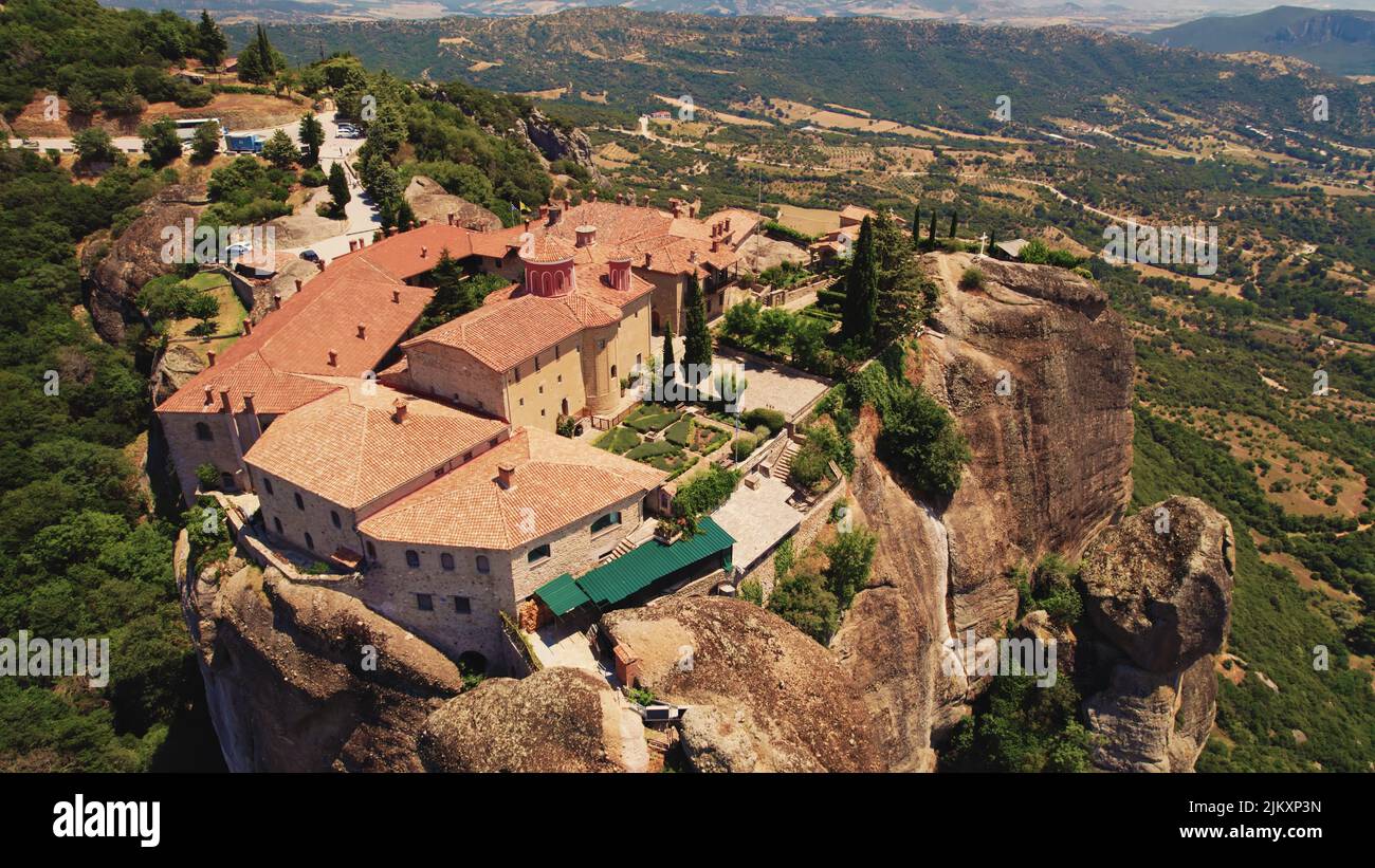 Meteora Grèce, monastères orthodoxes byzantins perchés sur des rochers escarpés. Vue aérienne de drone. Photo de haute qualité Banque D'Images