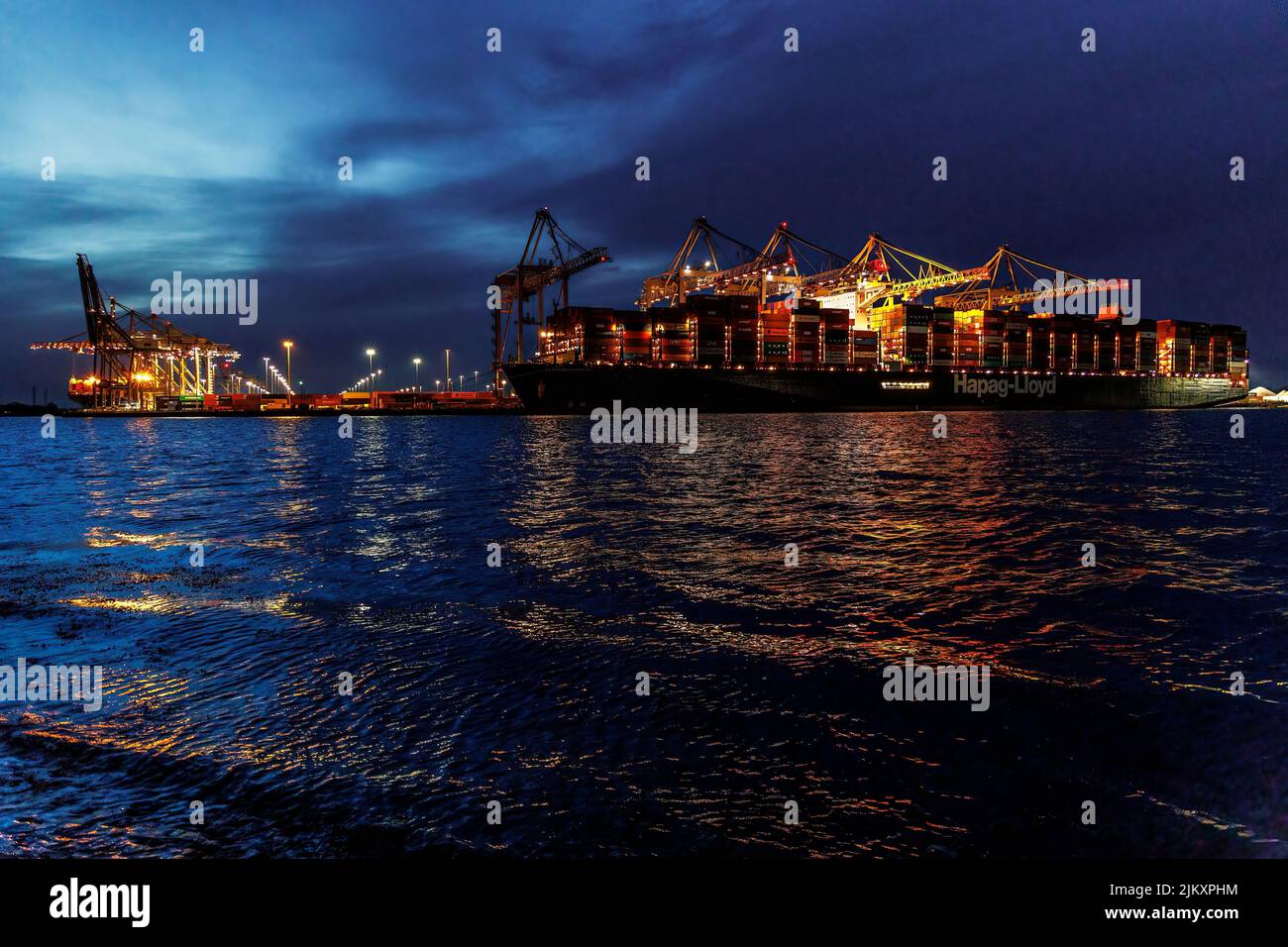 A beautiful view of a huge container ship at the port in Southampton at night Banque D'Images