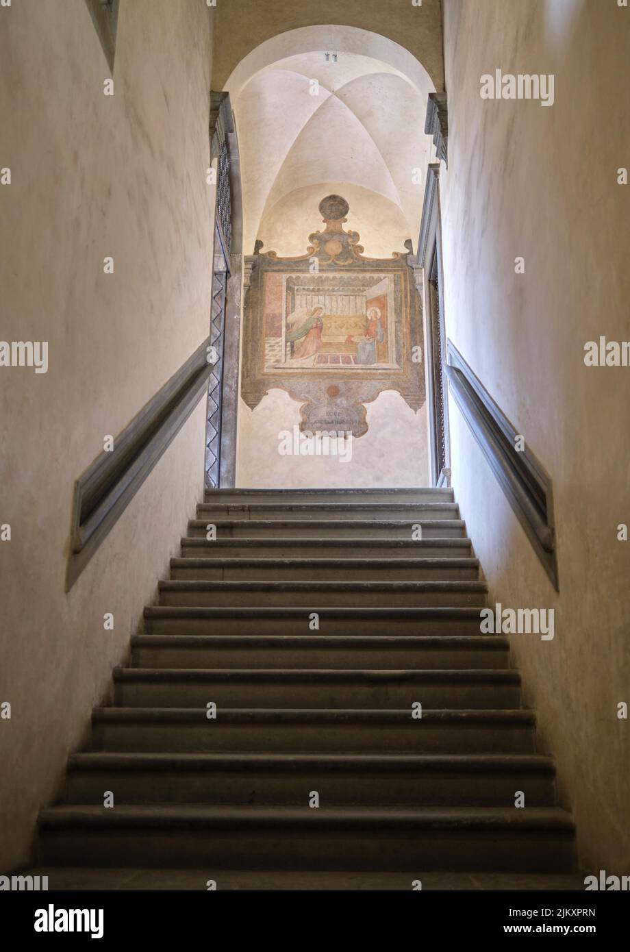 Cage d'escalier à la crypte dans la Basilique de San Lorenzo Florence Italie Banque D'Images