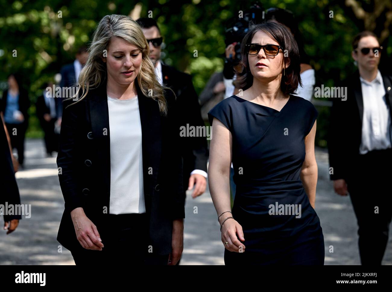 03 août 2022, Canada, Montréal: Annalena Baerbock (r, Bündnis 90/Die Grünen), ministre fédérale des Affaires étrangères, échange des vues avec son homologue canadienne Mélanie Joly lors d'une promenade dans le parc Kondiaronk Belvédère du Mont-Royal. Photo: Britta Pedersen/dpa Banque D'Images