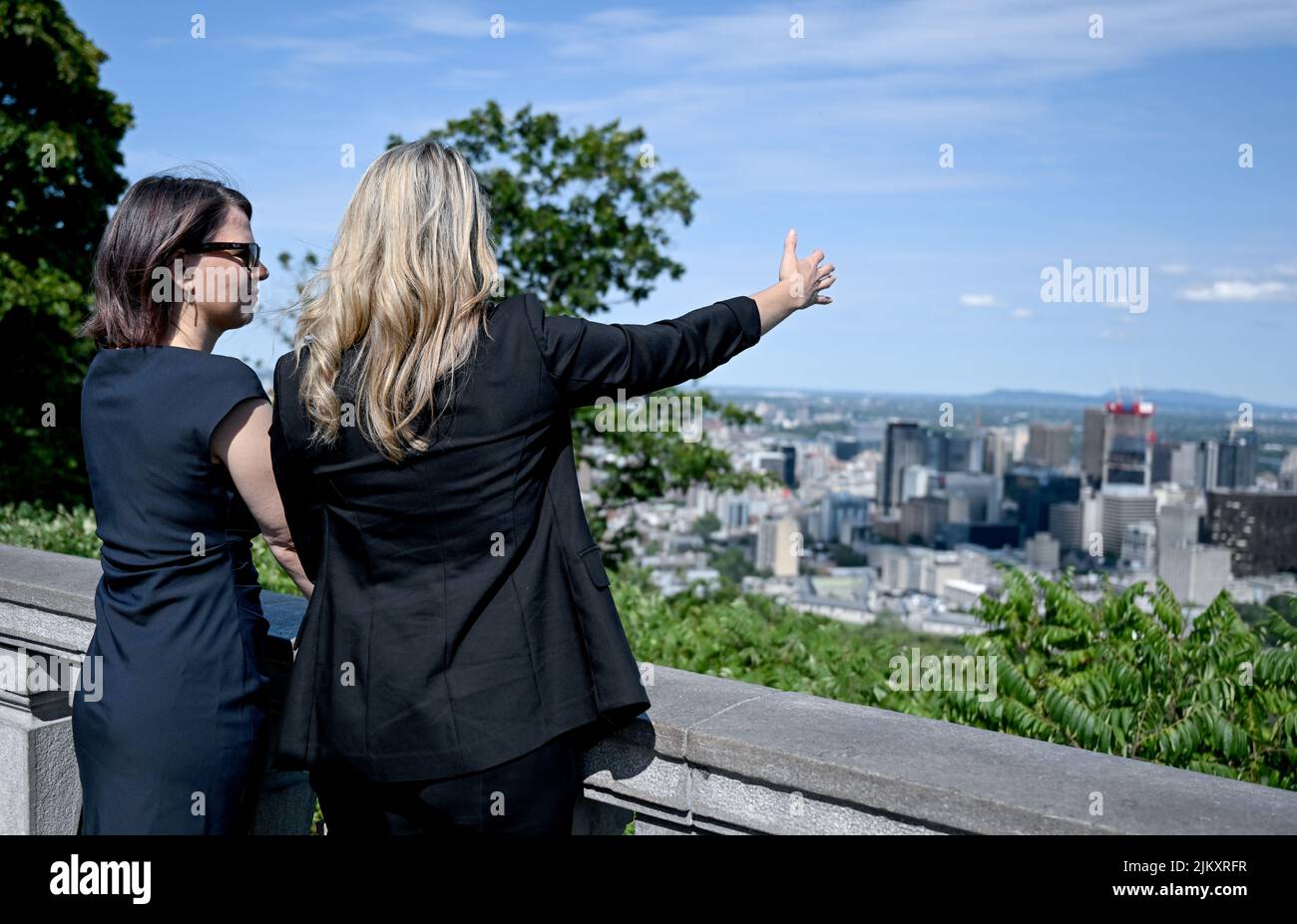 03 août 2022, Canada, Montréal : Annalena Baerbock (Bündnis 90/Die Grünen - l), ministre fédérale des Affaires étrangères, échange des vues avec son homologue canadien Mélanie Joly lors d'une promenade dans le parc Kondiaronk Belvédère au Mont-Royal. Photo: Britta Pedersen/dpa Banque D'Images